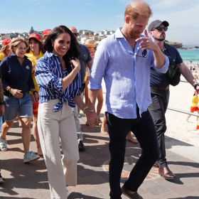 À quelques mètres de Meghan Markle et Harry, elle ne réagit pas du tout : ce détail intrigue
