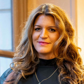 "Il y a 14 ans…" : Marlène Schiappa, maman à 42 ans, fait fondre Instagram avec un tendre clin d’œil à sa fille aînée