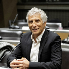 « Tant que ça marche, je reste » : Nagui s’appuie sur ses audiences pour répondre aux critiques