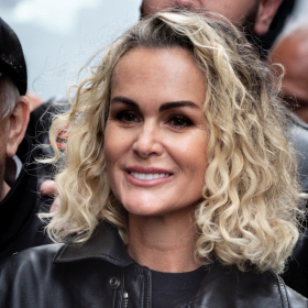 Ce geste en public de Laeticia Hallyday en dit long sur sa relation avec Serge Varsano