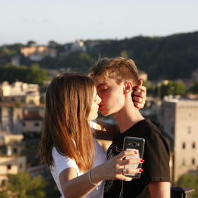 Les couples qui publient ça sur les réseaux sociaux fragilisent leur relation sans le savoir