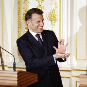 « Kaméhaméha ! » : la vidéo de ce geste inattendu d’Emmanuel Macron inspiré de Dragon Ball face à la Première ministre japonaise devient virale