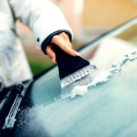 Dégivrer son pare-brise par grand froid : vpici les erreurs à éviter et les techniques vraiment efficaces pour aller plus vite