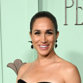 En robe bustier de princesse, Meghan Markle s’offre une rare sortie solo à Los Angeles