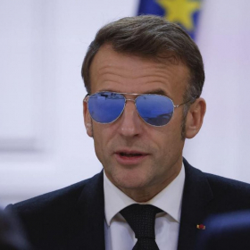 Lunettes aviateur, réunion officielle : la scène inattendue d’Emmanuel Macron à l’Élysée
