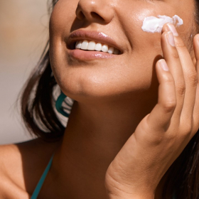 « Des risques inacceptables » : l'alerte choc de l’Anses sur une molécule largement utilisée dans les produits solaires et les cosmétiques