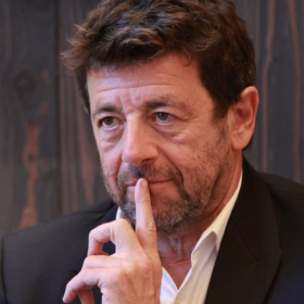 2004, une suite d’hôtel, une porte bloquée : ce témoignage glaçant sur Patrick Bruel qui refait surface