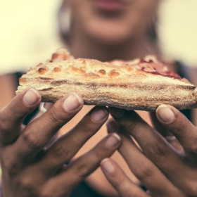 Quand vous faites une nuit blanche, vous mangez 300 calories de plus le jour qui suit