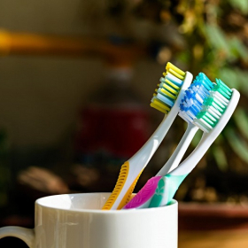 Comment nettoyer et désinfecter sa brosse à dents pour des dents plus propres