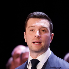 « Ce n’est pas un détail » : pourquoi la relation de Jordan Bardella avec Maria Carolina de Bourbon des Deux-Siciles fait grincer des dents au RN