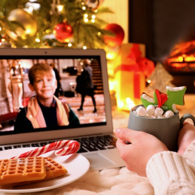 Les téléfilms de Noël entre romances féeriques, ambiance cocooning et déco festive : pourquoi la magie opère toujours