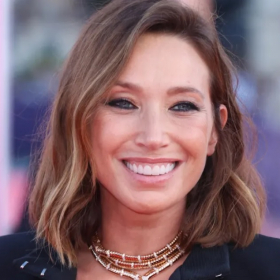 Mini-robe noire et perles XXL : Laura Smet électrise le Festival de Deauville