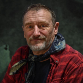 Jean-Paul Rouve fond en larmes dans les bras d’Emmanuel Macron lors de sa Légion d’honneur : une scène virale qui a bouleversé les internautes