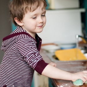 Quelles tâches ménagères confier à ses enfants en fonction de leur âge ?