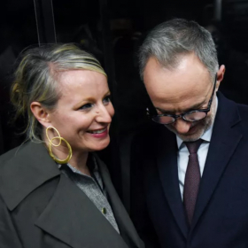 Emmanuel Grégoire élu à Paris : cette femme à ses côtés qui n’est pas passée inaperçue