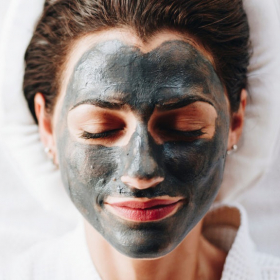 La recette du masque visage au charbon à faire soi-même pour une peau purifiée et lumineuse