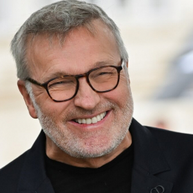 « Moi je trouve qu’elle fait le taf » : Laurent Ruquier défend Léa Salamé dans la polémique autour de son interview ratée de Marion Cotillard