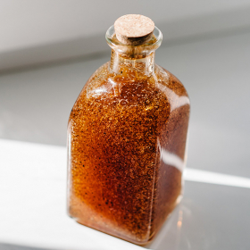 La recette du gommage maison au miel et à l'amande pour les peaux sèches