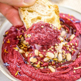 La recette du houmous de betterave aux pignons de pin parfait pour l'apéro