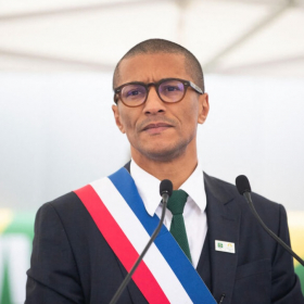 Karim Bouamrane appelle à la démission d’Olivier Faure après les municipales et réclame une ligne claire contre LFI. Analyse complète de la crise au PS et des enjeux pour 2027.