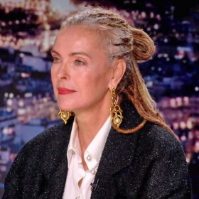 "Du mal à comprendre ses phrases" : Carole Bouquet victime d’un malaise en plein spectacle à Paris