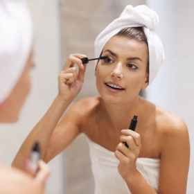 Pourquoi on ouvre la bouche quand on met du mascara