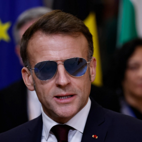 "Ce n’est pas moi qui décide" : Emmanuel Macron réagit avec étonnement au buzz de ses lunettes