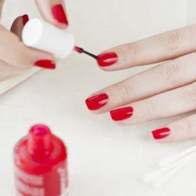 4 astuces très efficaces pour retirer le vernis quand on déborde sur la peau