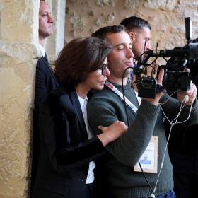 Rachida Dati collée-serrée à un caméraman pendant une visite officielle : ces photos inattendues font le buzz