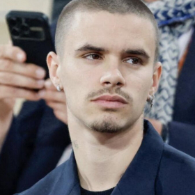 Romeo Beckham grave « Family » sur sa peau : ce message qui vise directement Brooklyn