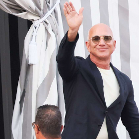 Quand Jeff Bezos dit oui à Lauren Sanchez : un échange d’alliances ultra-médiatisé à Venise