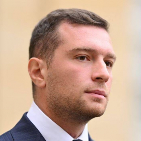 “Je ne vois pas pourquoi tout est politique” : la réaction inattendue qui surprend autour de Jordan Bardella
