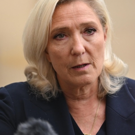 "Comme Mylène Farmer" : la comparaison autour de Marine Le Pen met le feu aux poudres