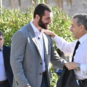 Campagne sous pression à Menton : Louis Sarkozy confronté à des insultes visant Nicolas Sarkozy