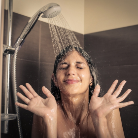 Pourquoi vous devez arrêter de vous laver le visage sous la douche