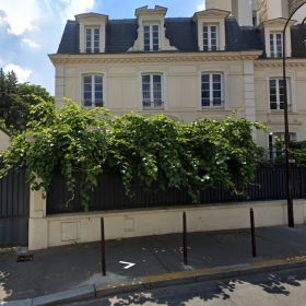 La villa de Bernard Tapie à Neuilly-sur-Seine mise aux enchères à 9 millions d’euros : un nouveau voisin pour Kylian Mbappé ?