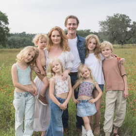 Après la mort de James Van Der Beek, la cagnotte pour sa femme et leurs 6 enfants dépasse toutes les attentes