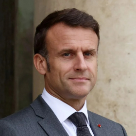 Emmanuel Macron et la mystérieuse pochette rouge : un rituel quotidien au cœur du pouvoir