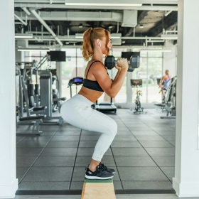 Comment faire des squats espagnols : la solution pour muscler les jambes quand on a mal aux genoux