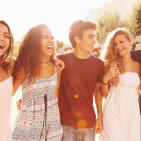 Vous aviez beaucoup d'amis quand vous étiez ado ? Bonne nouvelle : vous seriez mieux préparé à la vie de couple !