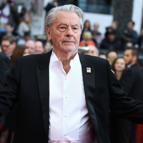 21 millions d’euros envolés : pourquoi aucun des enfants d’Alain Delon ne touchera cette somme colossale