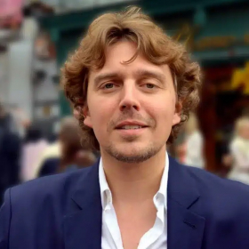 « Je ne cherche pas une mère de substitution » : Alex Vizorek se confie sur sa relation avec une femme plus âgée