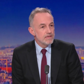 « Je sais ce que j’entends » : Emmanuel Grégoire persiste et vise directement Emmanuel Macron dans une séquence très tendue