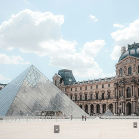 Vol au Louvre : le renseignement alerte sur une vague de cambriolages dans les musées et les églises