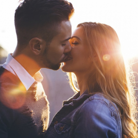 On tomberait amoureux au bout de 8 mois et demi et 268 messages échangés (oui, c'est précis)