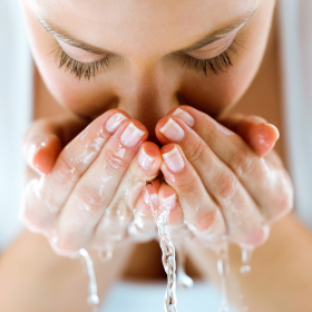 Pourquoi nettoyer son visage à l'eau gazeuse permet d'avoir une belle peau et un teint lumineux