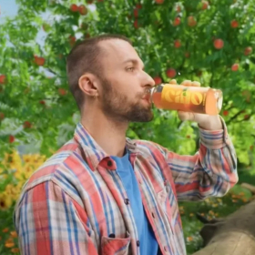 Squeezie crée la surprise avec son kombucha… et répond aux critiques sur les impôts