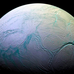 Encelade : pourquoi la lune glacée de Saturne est porteuse d’espoir après une découverte intrigante