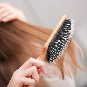 5 choses à ne SURTOUT PAS faire quand on se brosse les cheveux