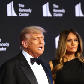 Huées, applaudissements et regards tendus : ce que le public a vraiment réservé à Melania et Donald Trump